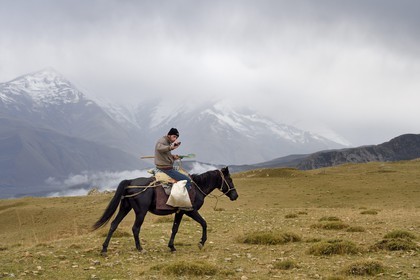 Azerbaïdjan, région de Quba (Guba), chaine de montagne du Grand Caucase, sommets dans les nuages dans les hauteurs du village de Giriz, éleveur à cheval
