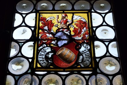 France, Bas-Rhin (67), Strasbourg, vieille ville classée au Patrimoine Mondial de l'UNESCO, place de la cathédrale, Maison Kammerzell du XVe-XVIe siècle, fenêtre à cives, verres à boudine ou en cul-de-bouteille par soufflage en couronne, vitrail illustrant l'activité du brasseur