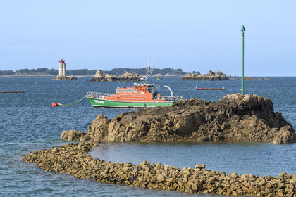 France, Cotes d'Armor, Ploubazlanec, Loguivy-de-la-Mer and the La Croix lighthouse in the background