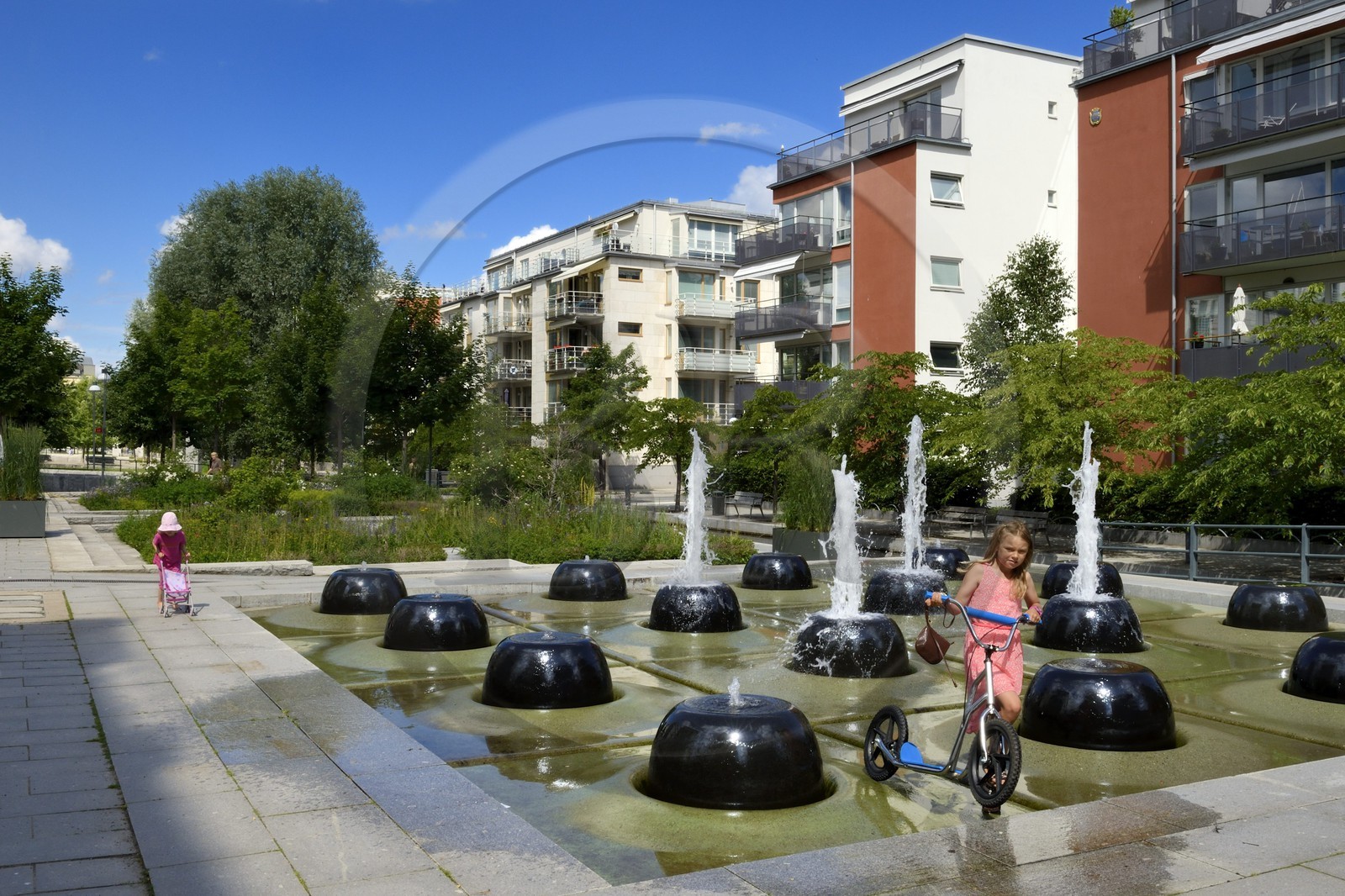 Suède, Stockholm, l'écoquartier Hammarby Sjostad précurseur en matière de développement durable, place au coeur du quartier piéton