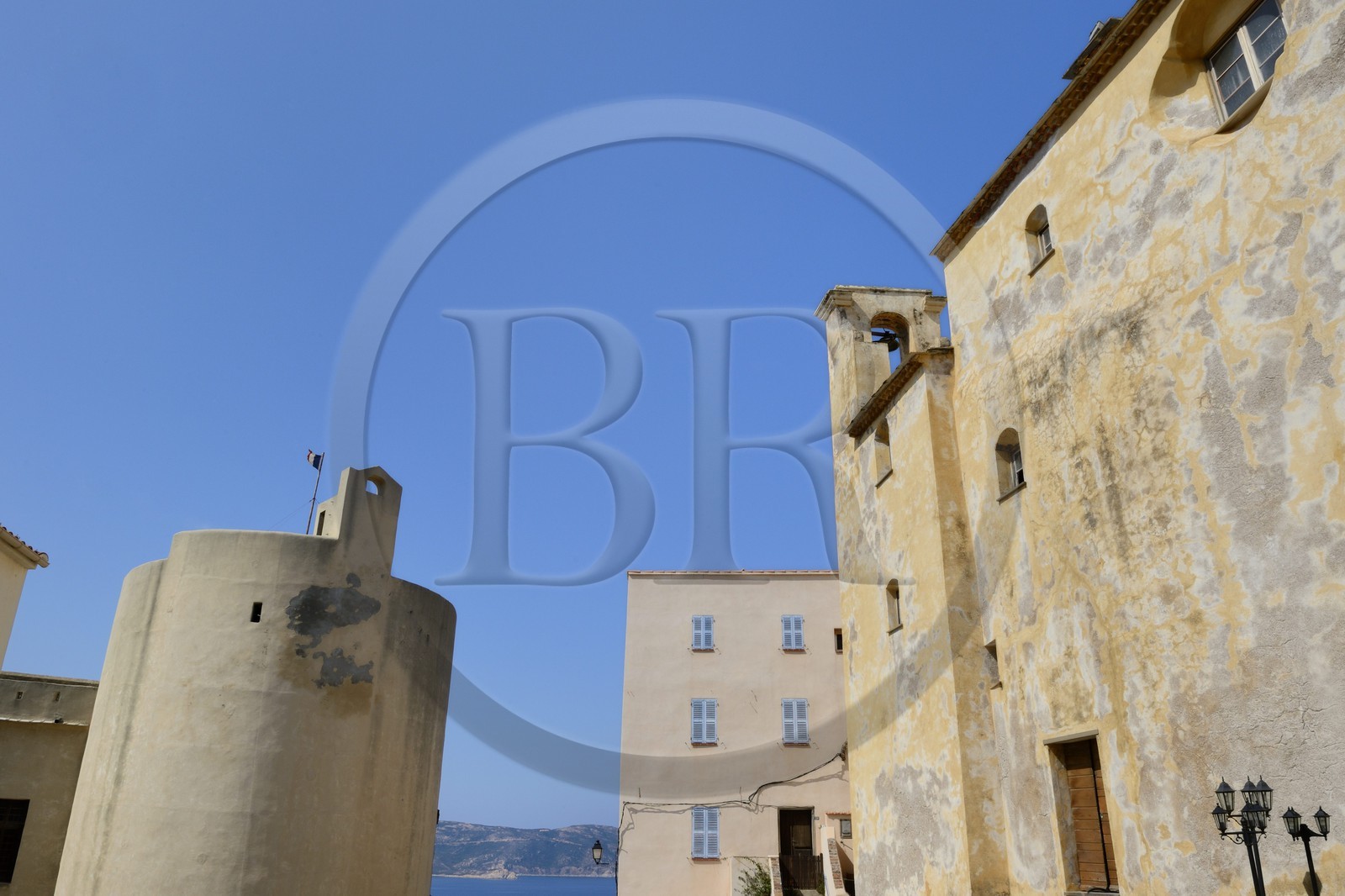 France, Haute-Corse (2B), Calvi, la citadelle, tour de l’ancien palais des gouverneurs génois occupé par la Légion Étrangère et la cathédrale à droite