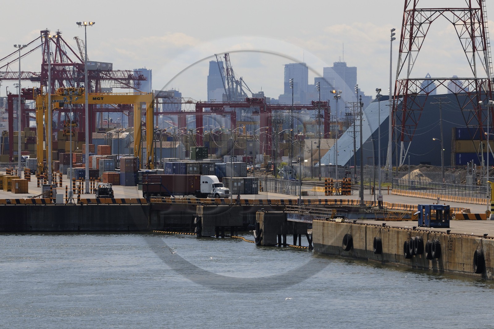 Canada, province de Québec, Montréal, le port de commerce sur le fleuve Saint-Laurent
