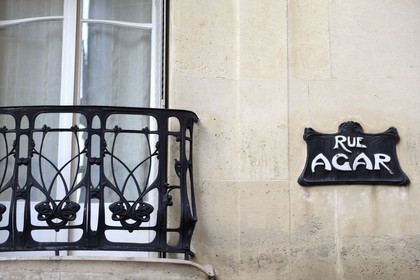 France, Paris (75), immeuble de l'ensemble dit de la rue Moderne autour de la rue Agar de style Art Nouveau par Hector Guimard
