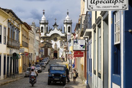 Brésil, Etat du Minas Gerais, ville de Sao Joao del Rei, rue Getulio Vargas et Igreja Nossa Senhora do Monte Carmelo (Route de l'or, Estrada Real)