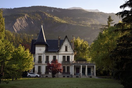 France, Alpes-de-Haute-Provence (04), vallée de l'Ubaye, Barcelonnette, Villa mexicaine sur l'avenue Antoine Signoret