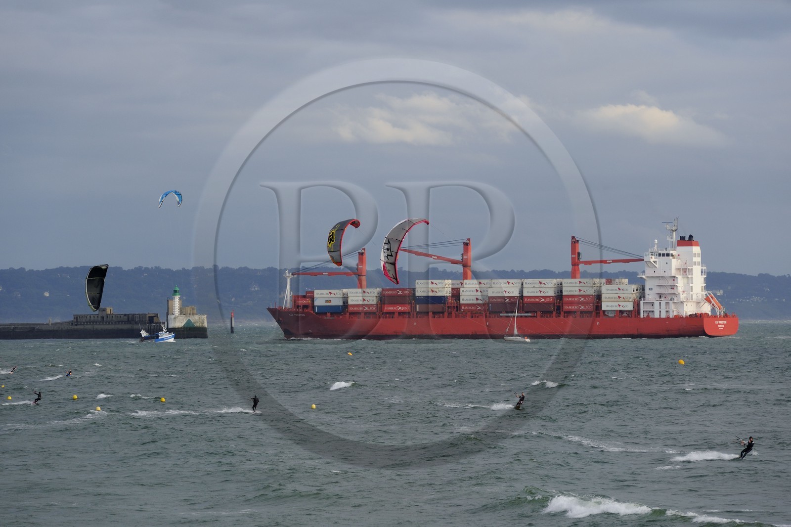 France, Seine-Maritime (76), Le Havre, kitesurfing sur la grande plage devant l'entrée du port et non loin du passage des grands porte-containers