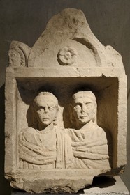 France, Rhône (69), Lyon, site historique classé Patrimoine Mondial de l'UNESCO, colline de Fourvière, musée gallo-romain de Fourvière, stèle funéraire dite des Dames lyonnaises datant du IIIème siècle