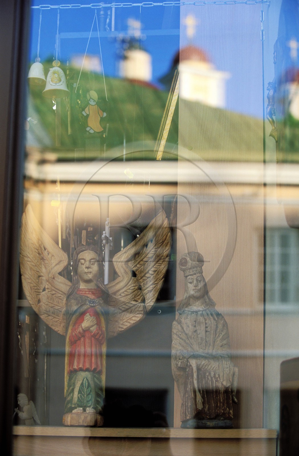 Lituanie (Pays Baltes), Vilnius, magasins d'objets religieux face à l'église du Saint-Esprit, monastère russe orthodoxe