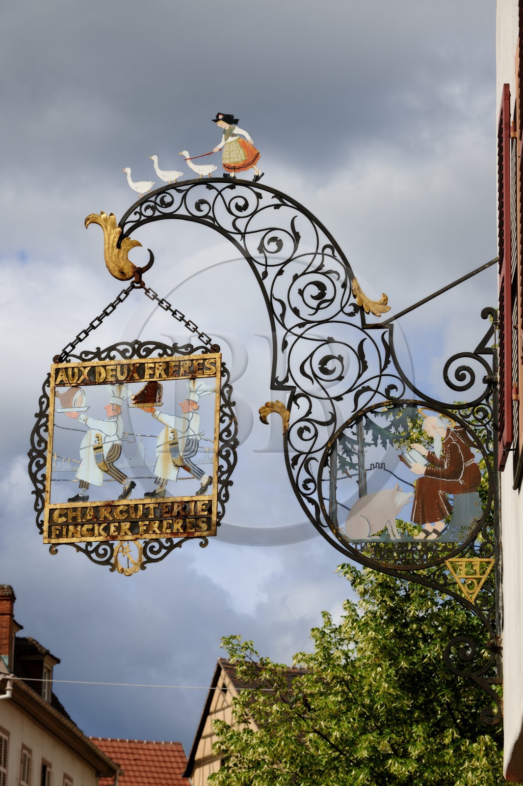 France, Haut-Rhin (68), Colmar, enseigne de  la Charcuterie Finker « Aux deux frères » rue des Têtes dessinée par Hansi