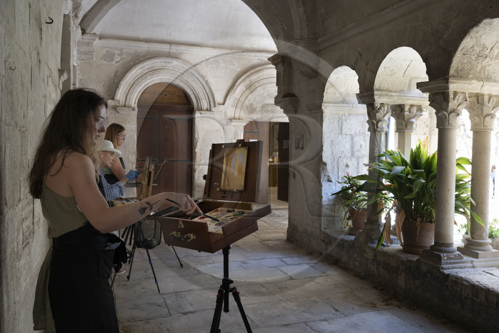 France, Bouches-du-Rhône (13), Parc Naturel Régional des Alpilles, Saint-Rémy-de-Provence, monastère Saint-Paul-de-Mausole, où Van Gogh fût interné en 1889-1890, peintres amateurs qui ont posé leur chevalet dans le cloitre roman du 11e et 12e siècle