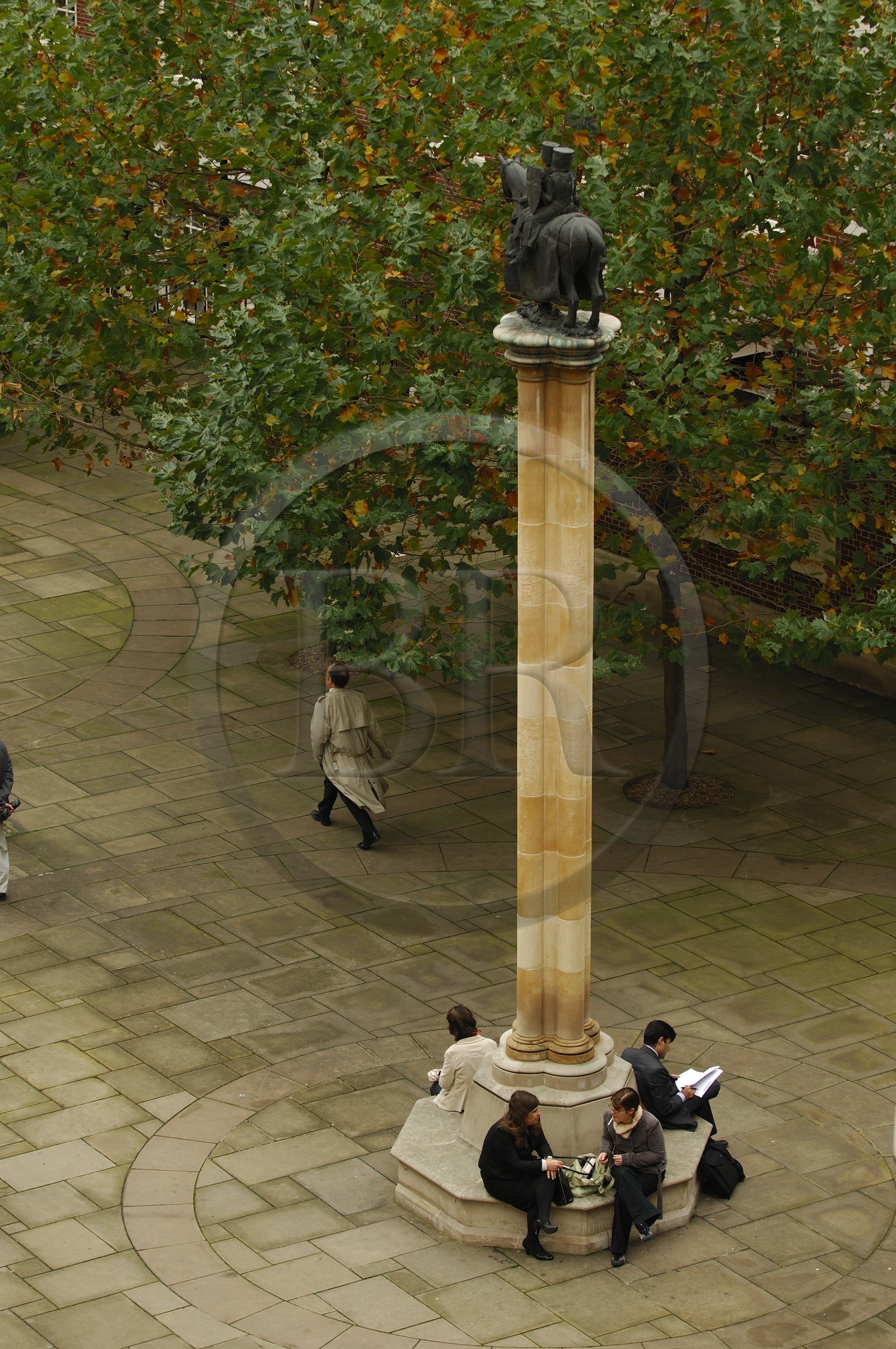 Royaume-Uni, Angleterre, Londres, statue équestre de deux Templiers sur un cheval devant Temple Church