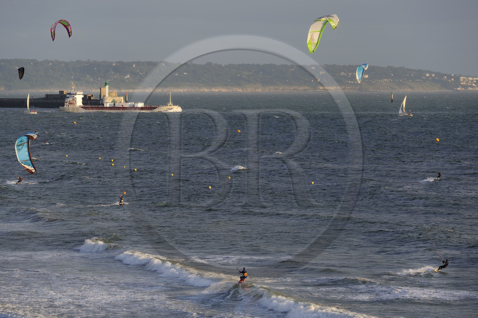 France, Seine-Maritime (76), Le Havre, kitesurfing sur la grande plage devant l'entrée du port