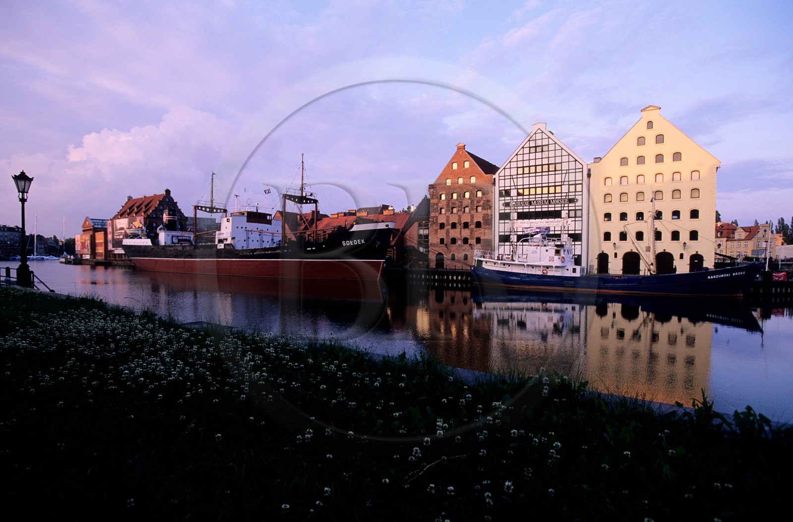 Poland, Eastern Pomerania, Gdansk, the Long Quay (Dlugie Pobrzeze) in the old harbour