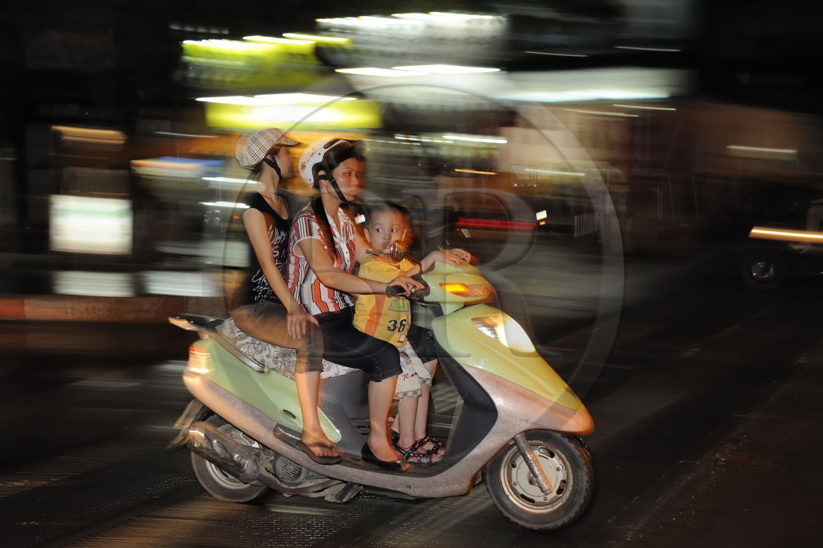 Vietnam, Hanoï, circulation en moto dans la vieille ville
