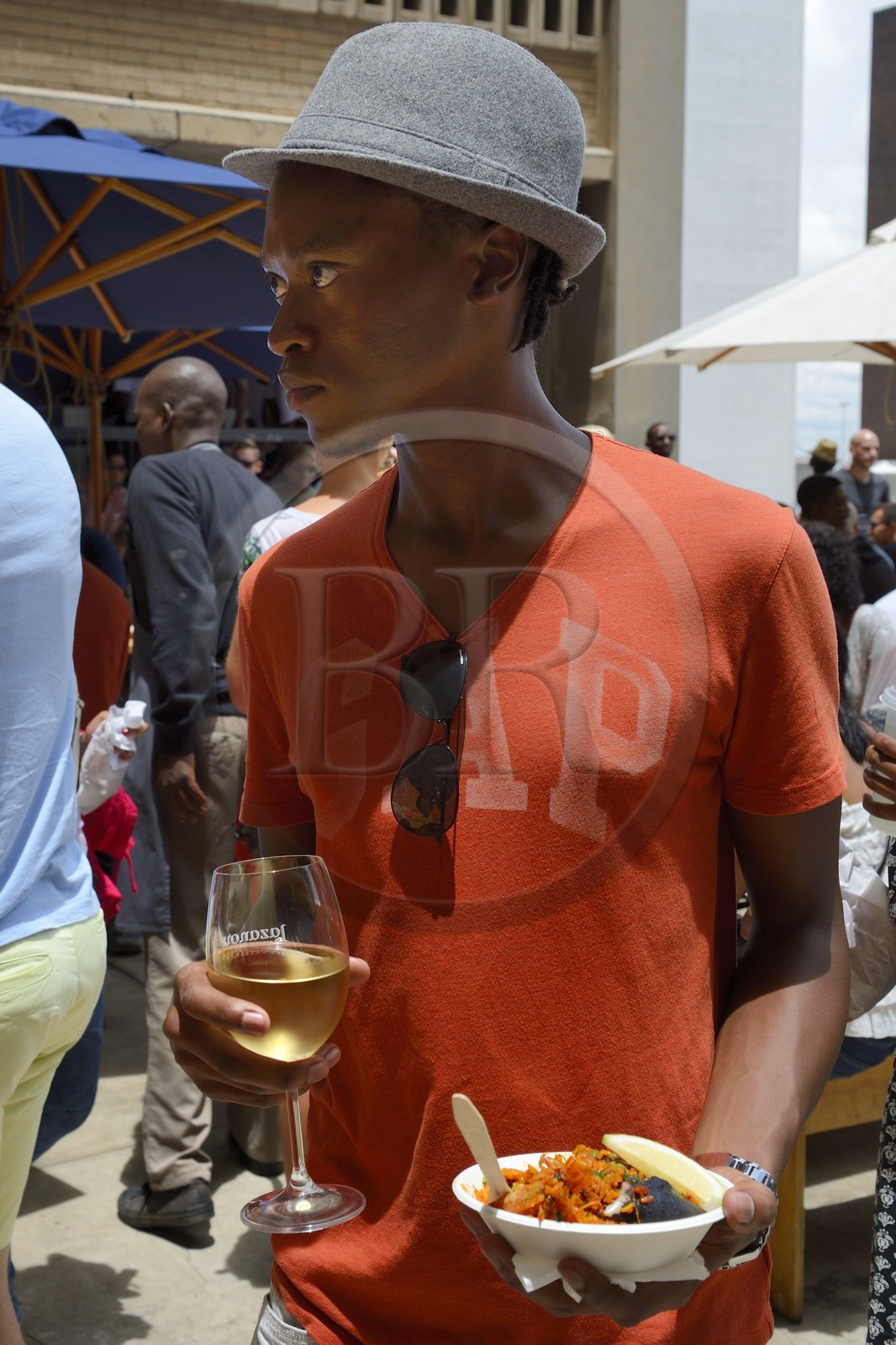 Afrique du Sud, province de Gauteng, Johannesburg, quartier de Braamfontein, Neighbourgoods Market, marché du samedi qui est autant une source d'approvisionnement pour des aliments de la ferme et des produits spécialisés comme il est un point de rencontre de la communauté pour échanger des idées et être entrainé par l'énergie qui fait Joburg