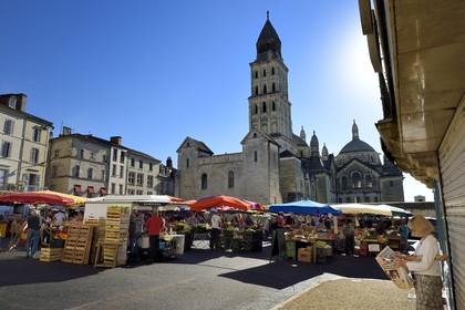 France, Dordogne (24), Périgord Blanc, Périgueux, le marché place de la Clautre devant la Cathédrale Saint-Front, étape sur le chemin de Saint-Jacques-de-Compostelle site classé Patrimoine Mondial de l'UNESCO