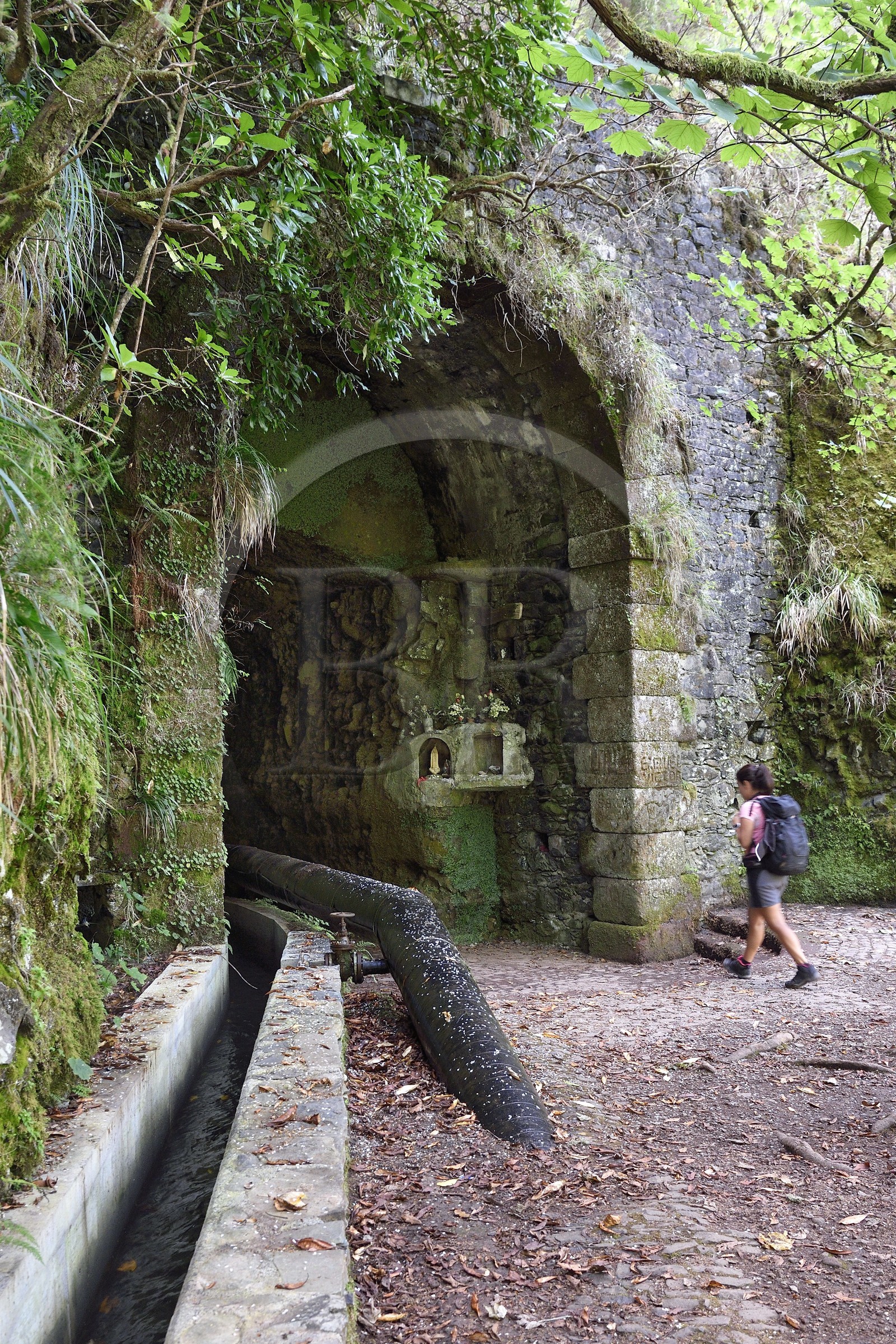 Portugal, Ile de Madère, randonnée dans La forêt de Rabaçal, tunnel de connexion à la vallée de Calheta par la Levada da Rocha Vermelha