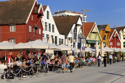 Norvège, Rogaland, Stavanger, terrasse de café sur le vieux port (Vagen)