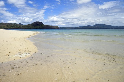 France, Ile de Mayotte, Grande-Terre, M'Tsamoudou, ilot de sable blanc sur le récif de corail dans la lagune face à la pointe Saziley
