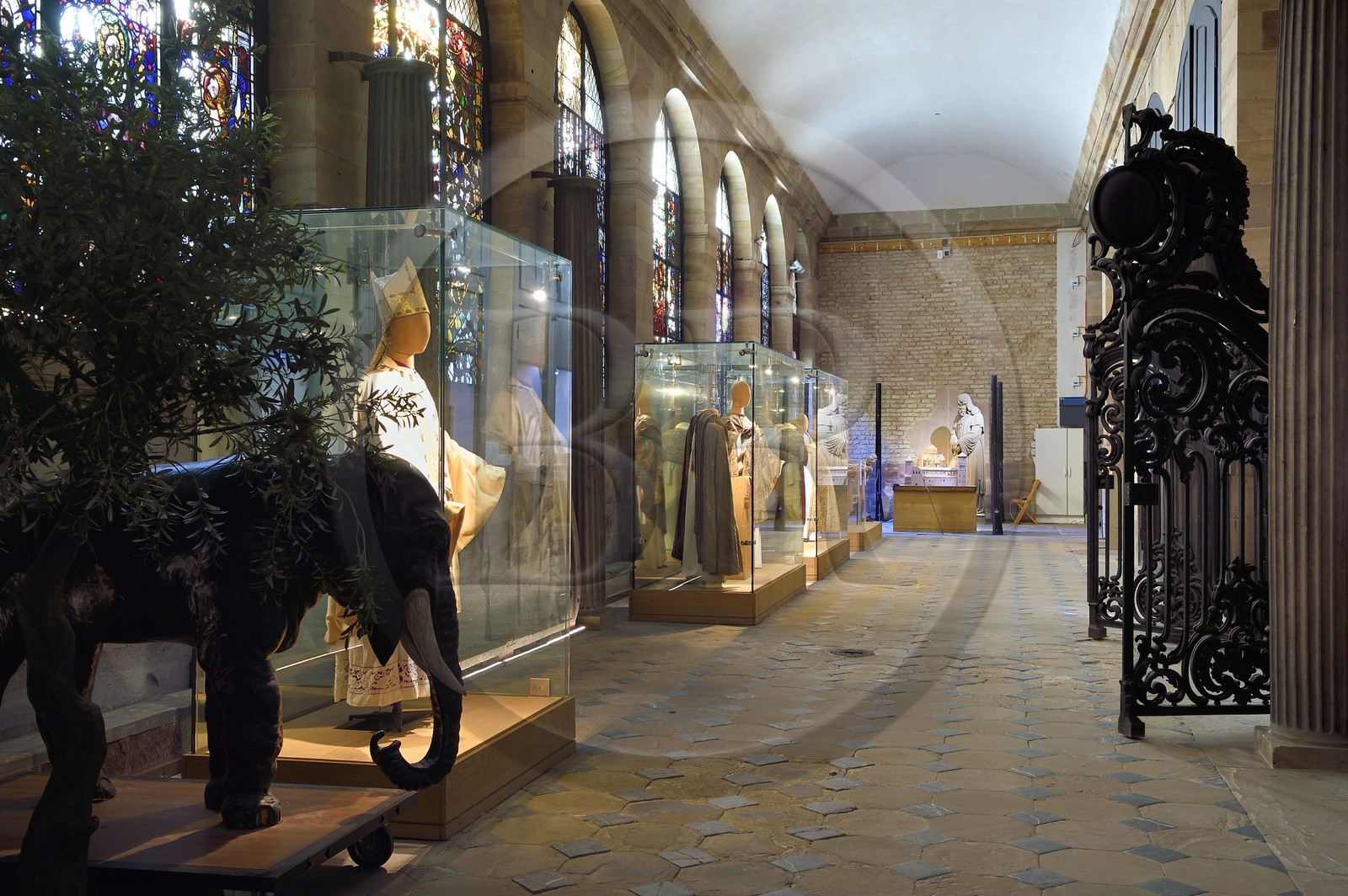 France, Bas-Rhin (67), Strasbourg, vieille ville classée au Patrimoine Mondial de l'UNESCO, la cathédrale Notre-Dame, la galerie du Chevet transformée en lieu d'exposition destiné à la liturgie