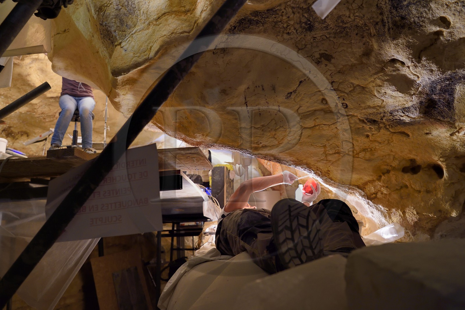 France, Dordogne, Montignac, Montignac-Lascaux Parietal Art international Centre (Lascaux 4) building site, finishing work in the passage of the reconstituted cave by the Atelier des Fac-Similés du Périgord (Perigord's Facsimile Workshop AFSP)