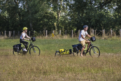 France, Maine-et-Loire (49), vallée de la Loire classée au Patrimoine Mondial par l'UNESCO, Saumur vers Saint-Hilaire, randonnée à bicyclette sur les berges de la Loire, vélo avec une remorque transportant le matériel de camping