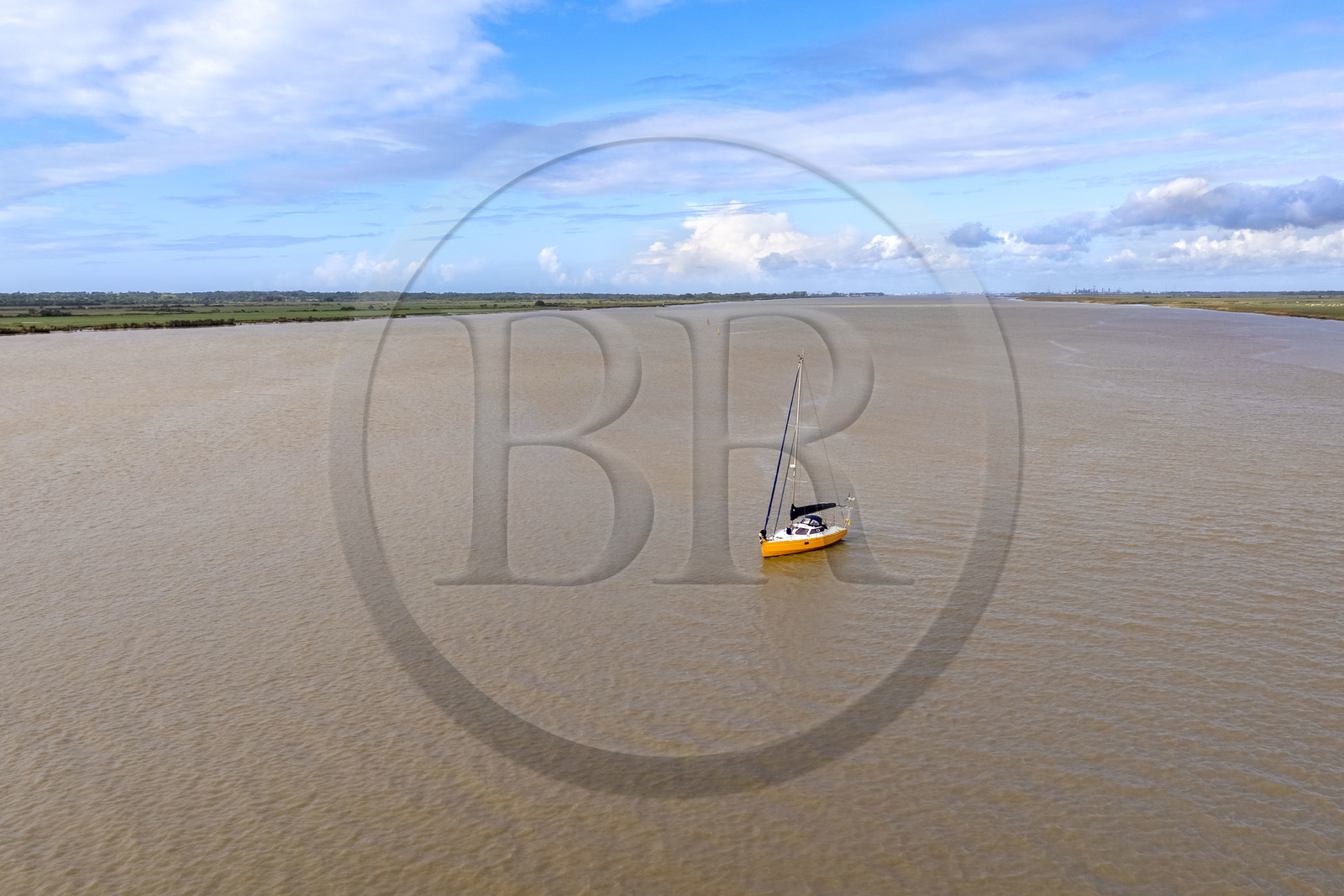 France, Loire-Atlantique (44), Cordemais, voilier remontant la Loire depuis l'estuaire (vue aérienne)