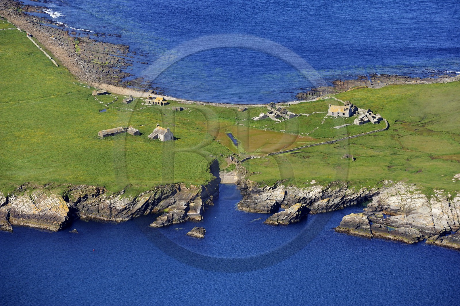 Royaume-Uni, Ecosse, Iles Orcades, ruines d'anciennes maisons sur la petite île inhabitée de Swona (vue aérienne)
