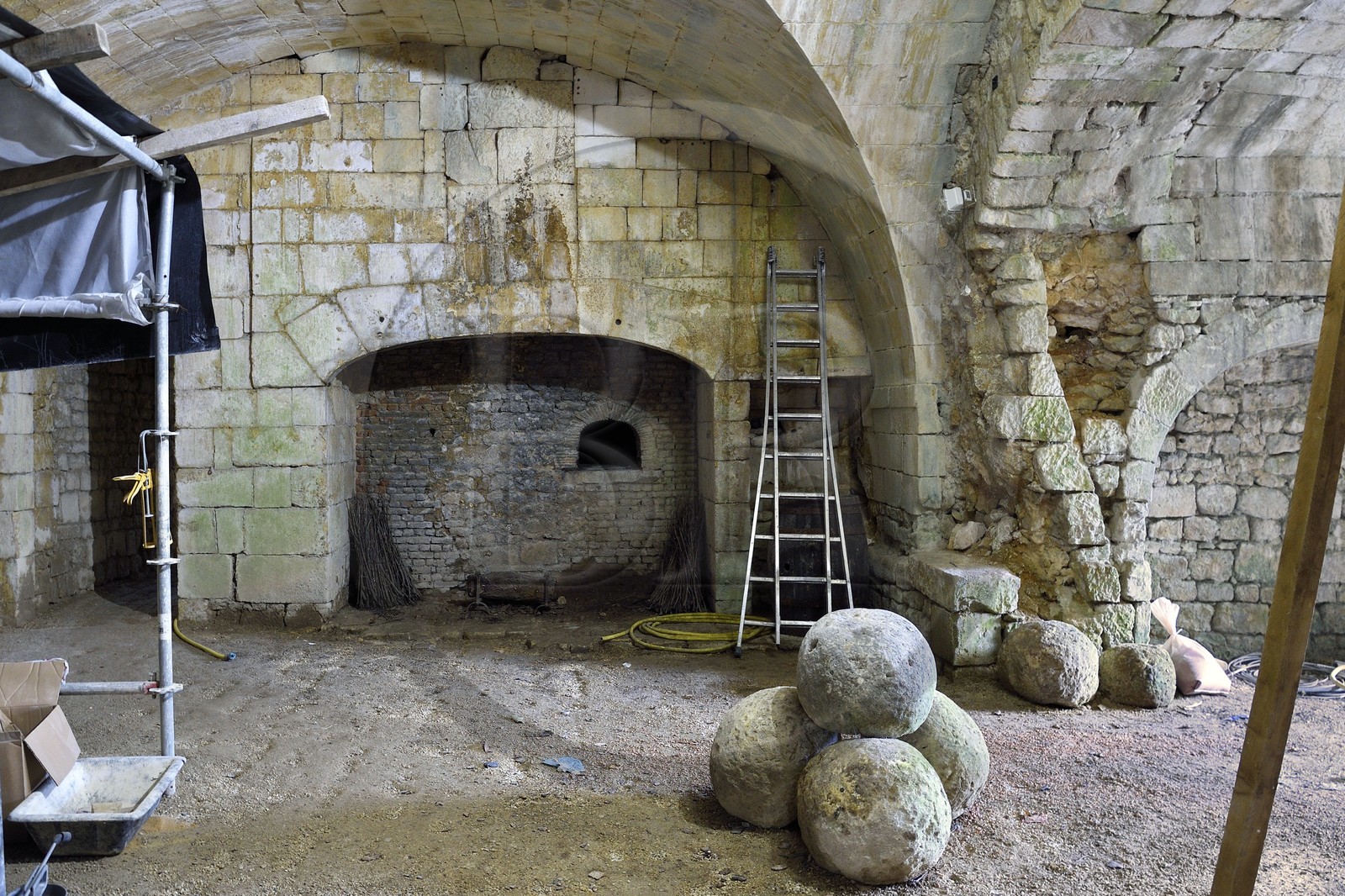 France, Charente-Maritime (17), Saintonge, Taillebourg, cave sous les vestiges du chateau médiéval et boulets en pierre historiques pour trébuchet