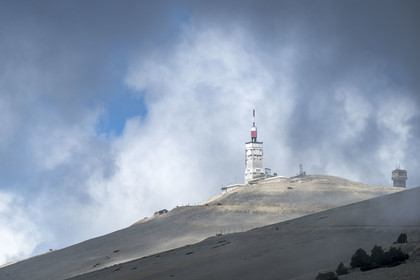 France, Vaucluse (84), Parc Naturel Régional du Mont Ventoux, Bedoin, la station météo au sommet du Mont Ventoux (1910m)