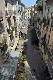 Italie, Sicile, Catane, ville baroque classée au Patrimoine Mondial de l'UNESCO, terrasses de restaurants dans la via Penninello