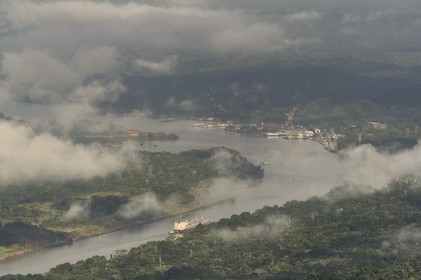 Panama, Canal de Panama à Gamboa, cargo Panamax porte-conteneurs dans la coupe Gaillard (ou coupe Culebra) et la grue Titan construite par l'allemagne nazie en arrière plan à droite (vue aérienne)