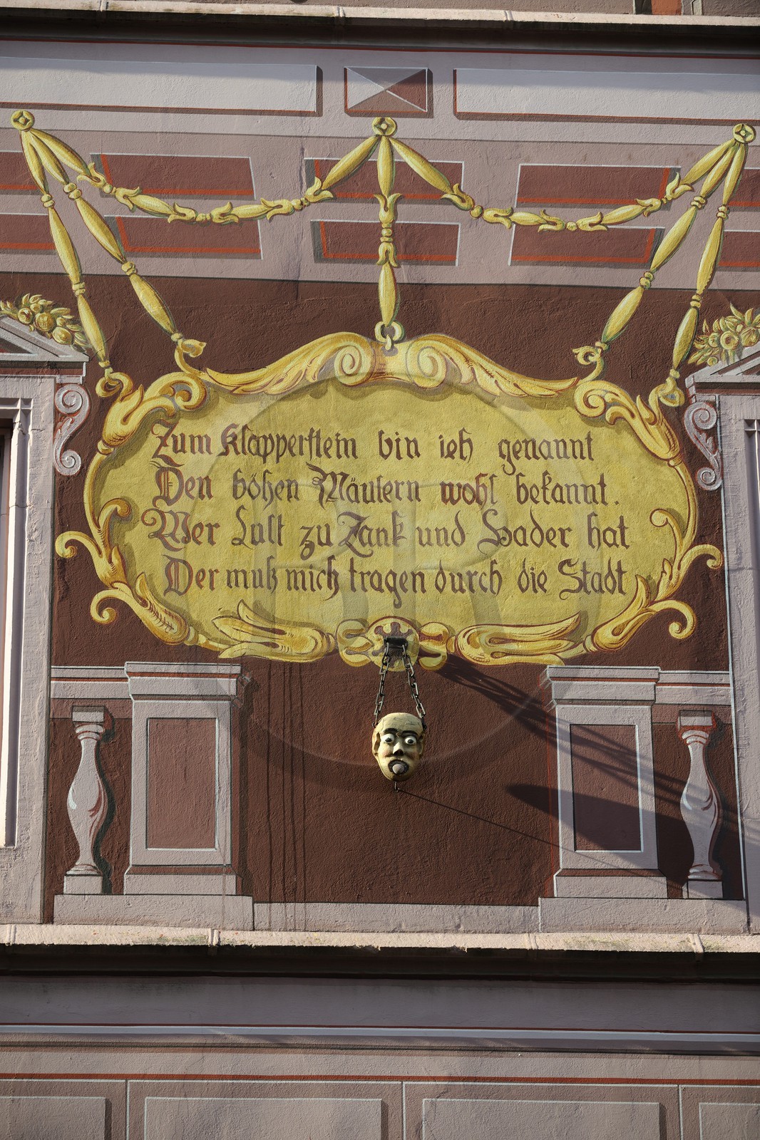 France, Haut-Rhin (68), Mulhouse, l'Hôtel de Ville, masque de pierre grimaçant copie du klapperstein pesant plus de 10kg qu'on suspendait au coup des personnes condamnées pour médisance