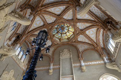Espagne, Catalogne, Barcelone, quartier d'El Guinardo, ancien Hospital de la Santa Creu i de Sant Pau classé Patrimoine Mondial de l'UNESCO, de style moderniste par l'architecte Domenech i Montaner, aujourd'hui un musée et un centre culturel, l'escalier d'honneur du vestibule du batiment de l'administration avec son plafond vouté orné de mosaïques