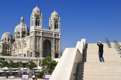 France, Bouches-du-Rhône (13), Marseille, Zone Euroméditerranée, quartier La Joliette, place des Arts, les Voûtes et la Cathédrale La Major (XIXe siècle)
