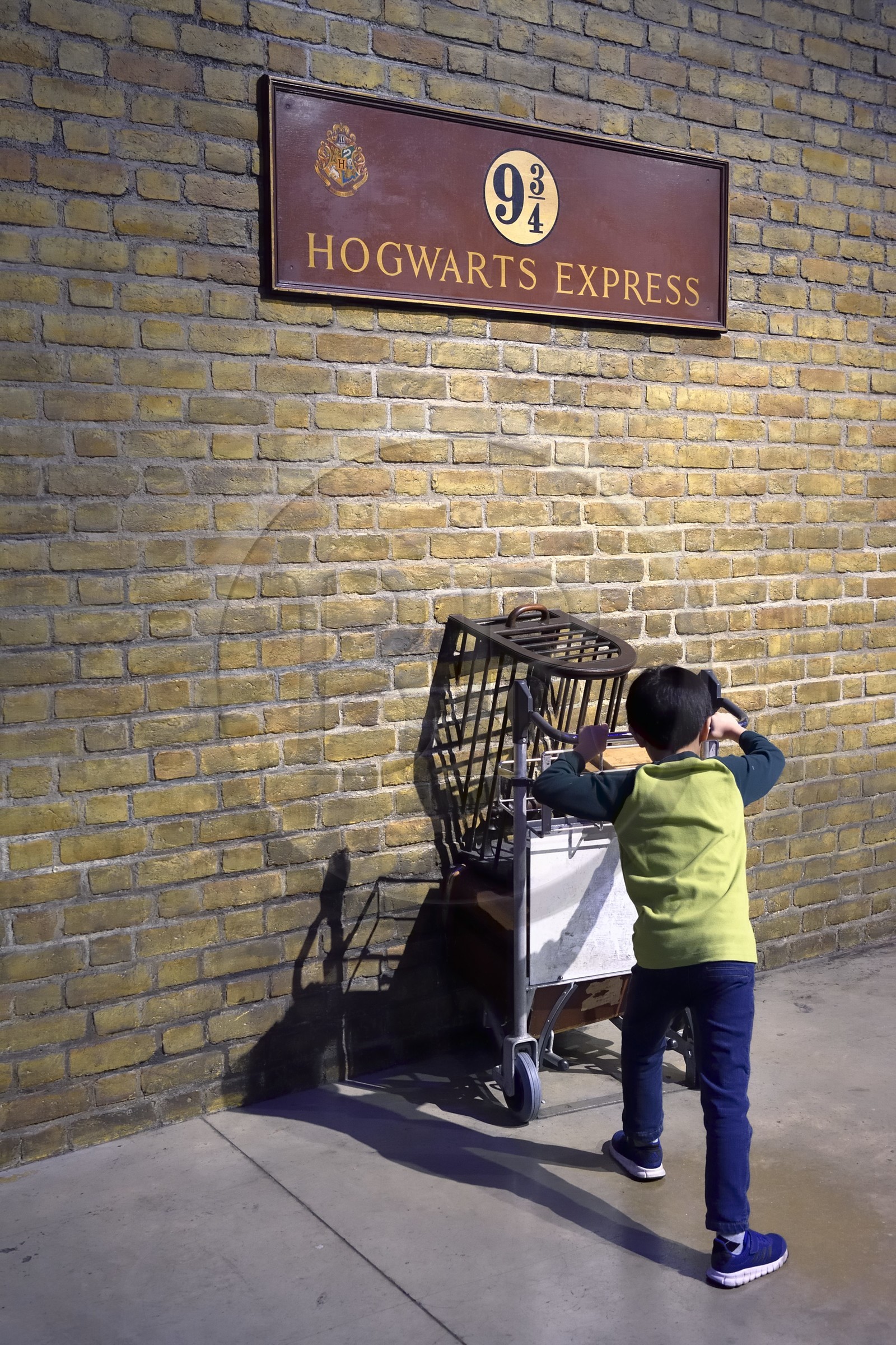 Royaume-Uni, Hertfordshire, Leavesden, Leavesden Film Studios, Harry Potter Studio Tour London, les coulisses du tournage des 8 films de Harry Potter, la plate-forme 9¾