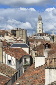 France, Dordogne (24), Périgord Blanc, Périgueux, vue depuis la tour Mataguerre sur les toits de la vieille ville et Cathédrale Saint-Front, étape sur le chemin de Saint-Jacques-de-Compostelle site classé Patrimoine Mondial de l'UNESCO