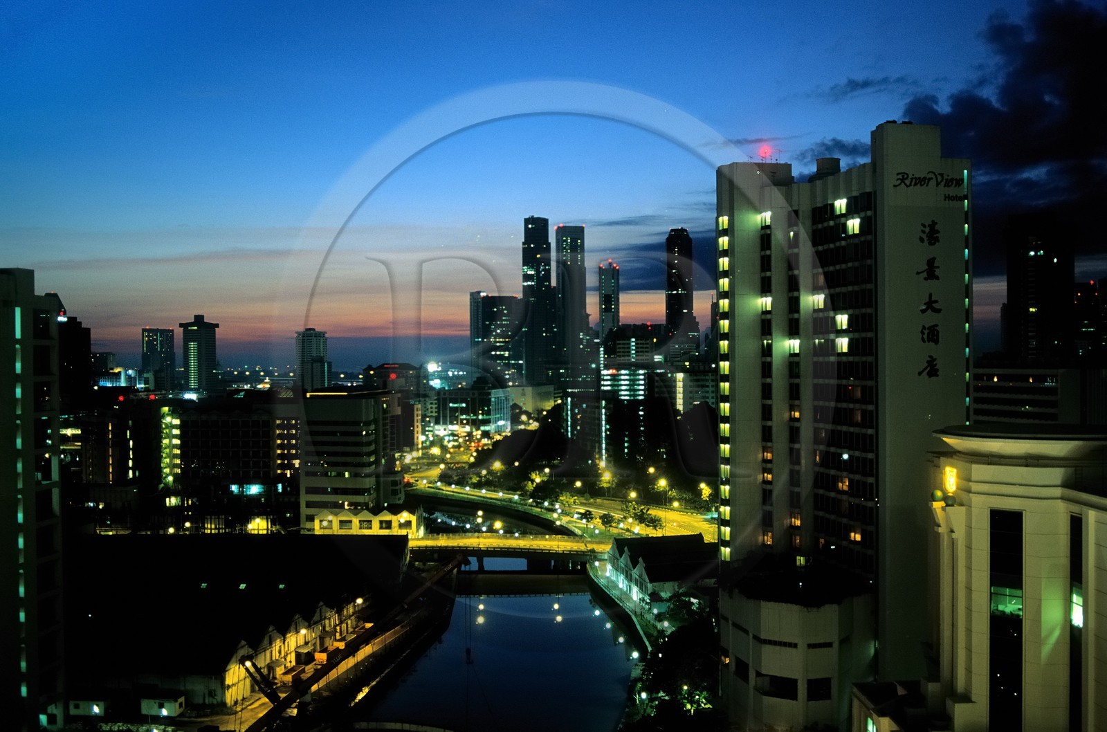 Singapour, gratte-ciel du centre ville dominant la rivière Singapour