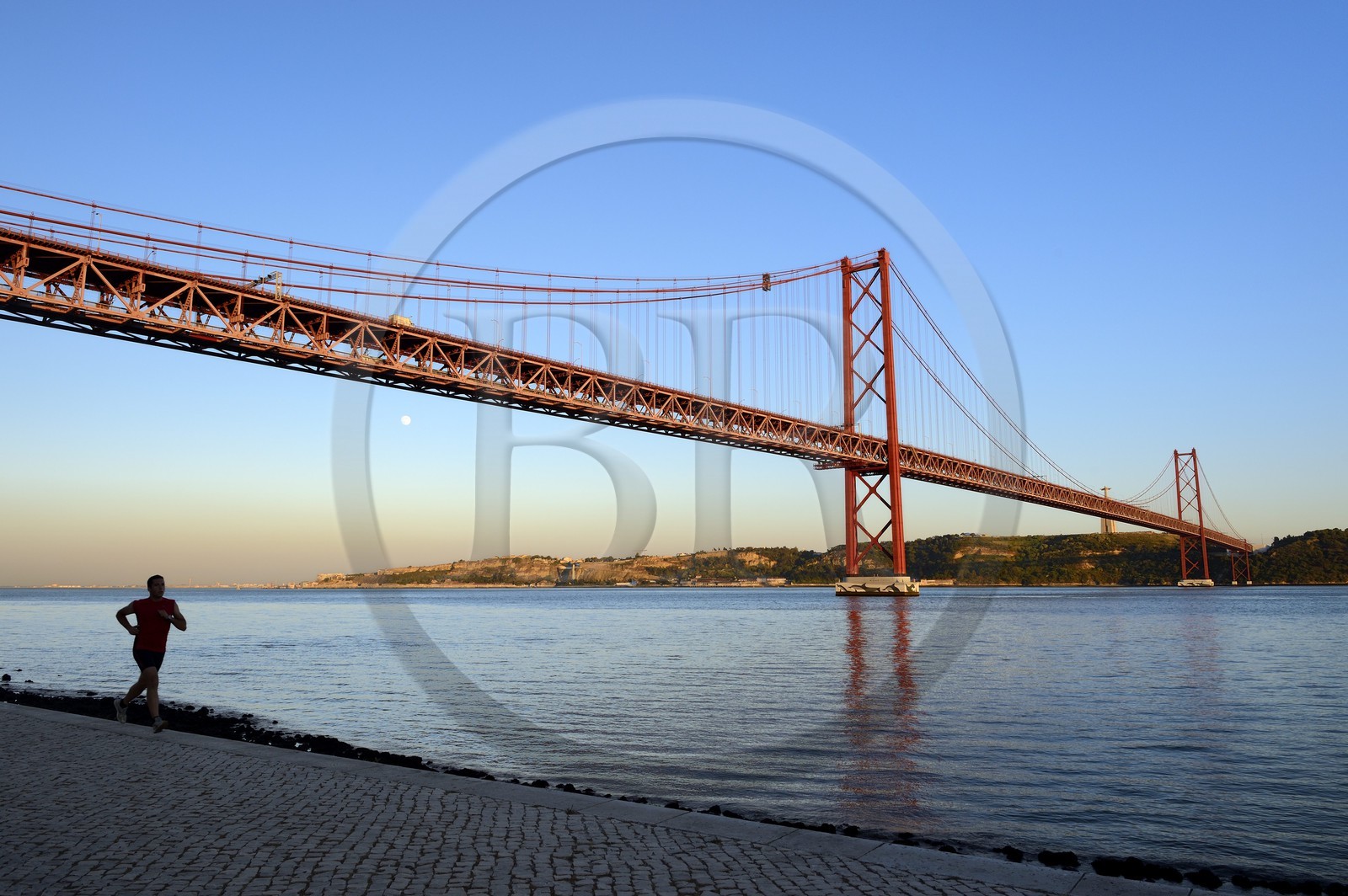 Portugal, Lisbonne, le pont du 25 de Abril sur le Tage et le  le Cristo Rei (Christ Roi)