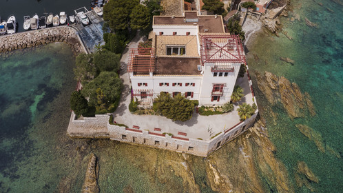 France, Alpes-Maritimes, Beaulieu-sur-Mer, neo-Greek style villa Kerylos build in 1908 by architect Emmanuel Pontremoli (aerial view)
