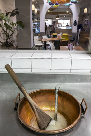 France, Vaucluse (84), Saint Didier, dans l'atelier de fabrication des Nougats Silvain, paysans nougatiers, Charles-Henri Bagnol confectionne une plaque de nougat noir, préparation de la base de miel caramélisé