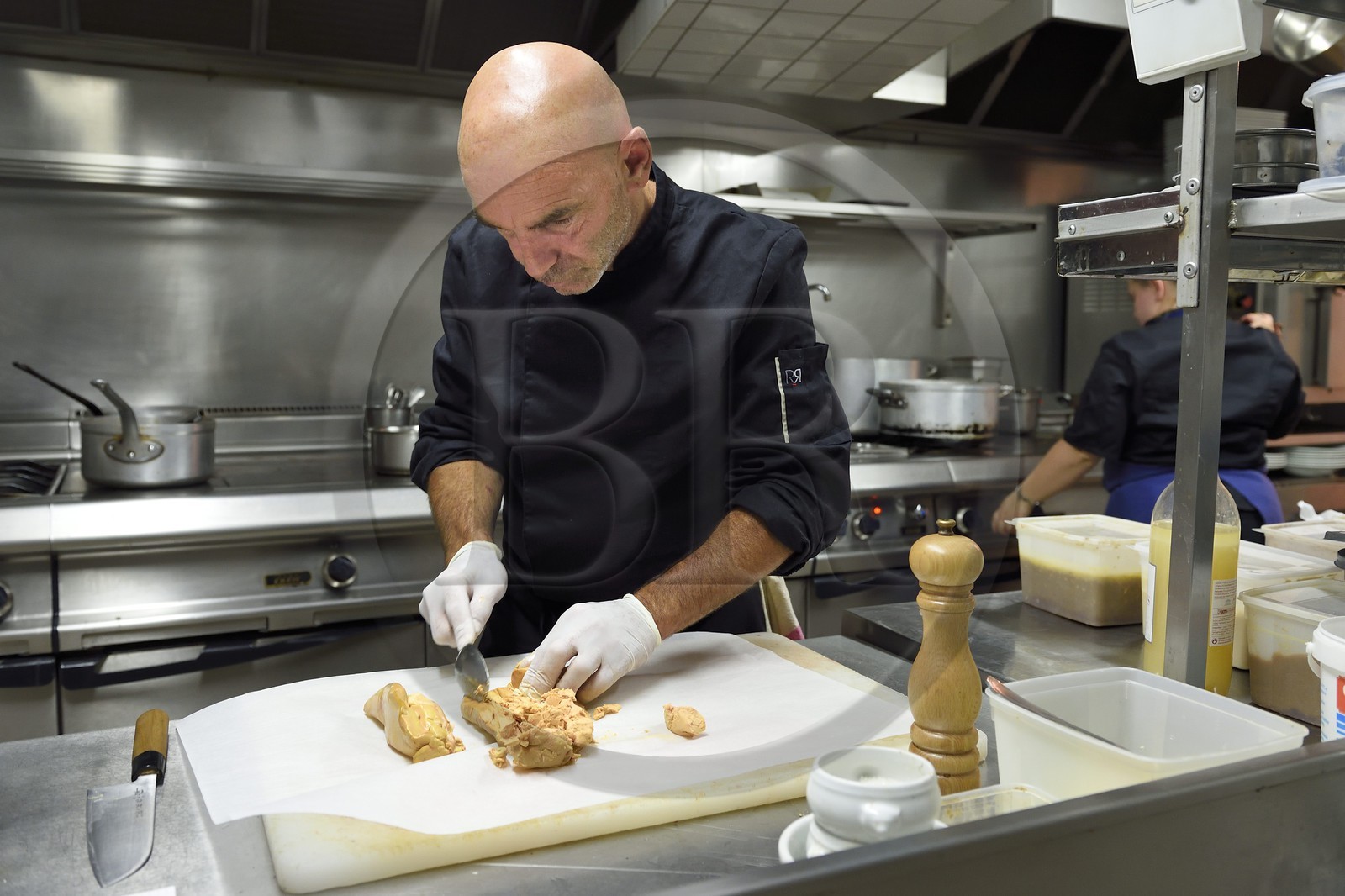 France, Dordogne (24), Périgord Noir, vallée de la Dordogne, Sarlat-la-Canéda, Patrick Lavergne le Chef de cuisine du restaurant Présidial prépare un lobe de foie gras