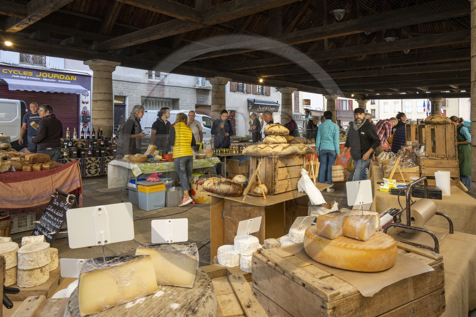 France, Lozère (48), Langogne, le marché sous la Halle aux grains