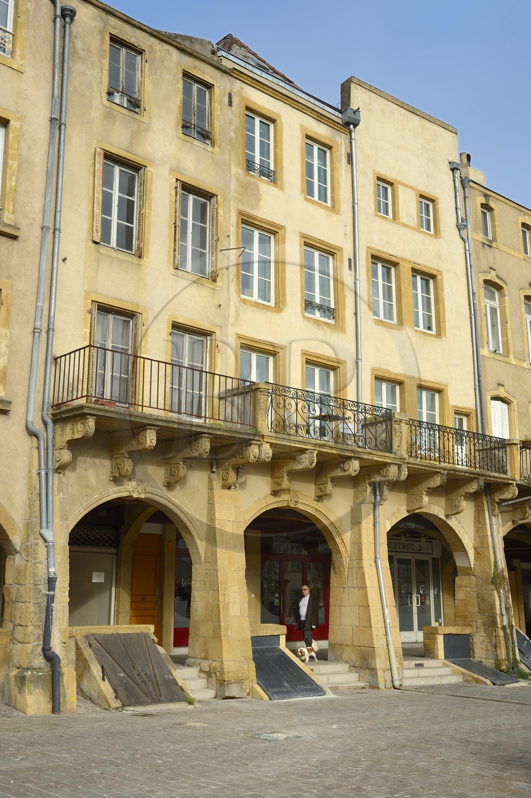 France, Moselle (57), Metz, maisons médiévales à arcades de la place Saint-Louis