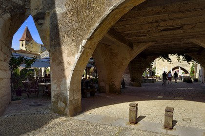 France, Dordogne (24), Périgord Pourpre, Monpazier, labellisé Les Plus Beaux Villages de France, facade occidentale de l'église Saint-Dominique vue d'une cornière de la place des Cornières au coeur du village