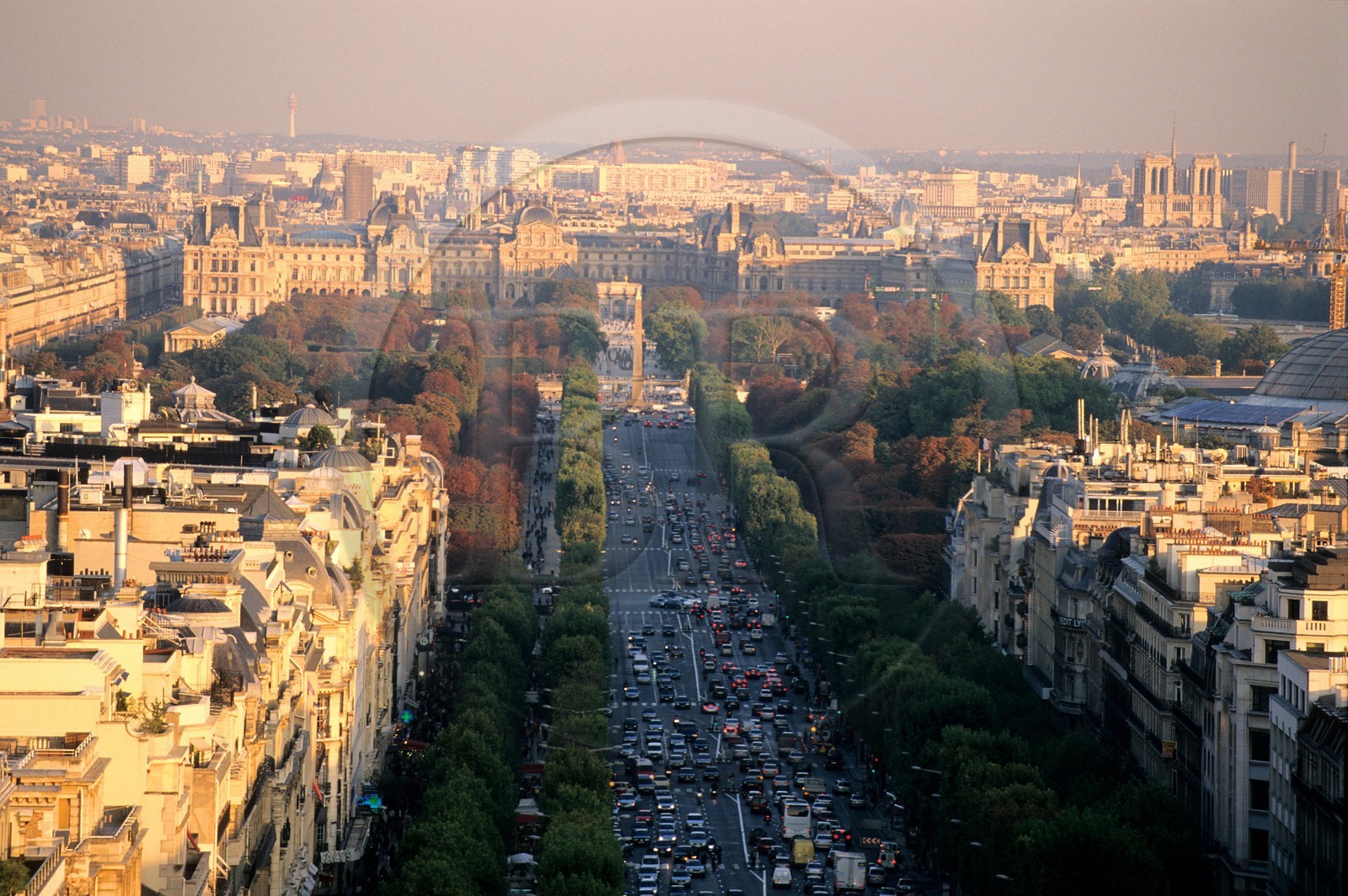 France, Paris (75), l'avenue des Champs-Elysées, depuis le haut de l'Arc de Triomphe