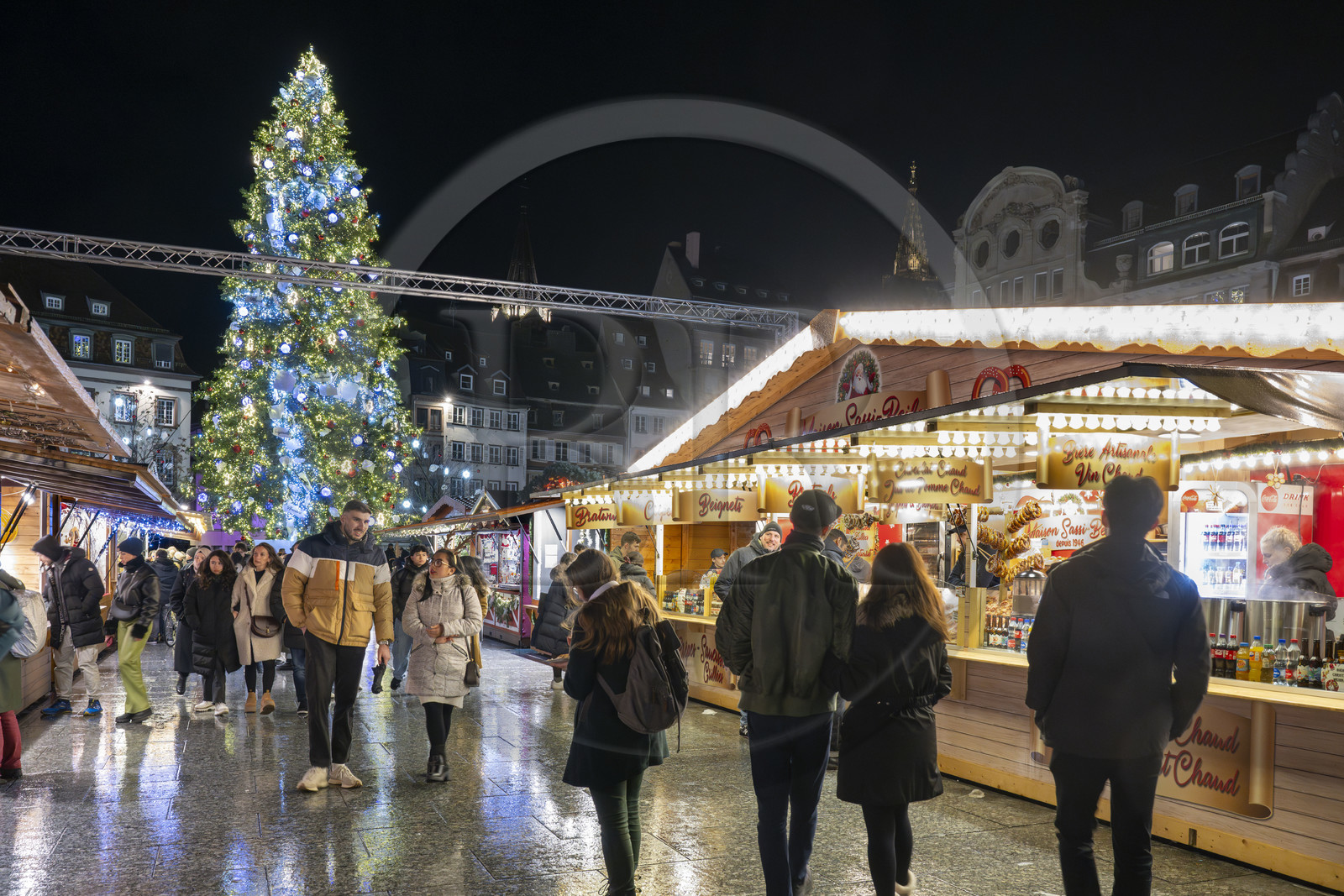 France, Bas-Rhin (67), Strasbourg, vieille ville classée au Patrimoine Mondial de l’UNESCO, le Grand Sapin de Noël de la place Kléber