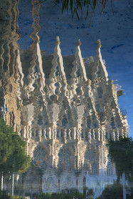 Espagne, Catalogne, Barcelone, quartier de l'Eixample, basilique de la Sagrada Familia de l'architecte du modernisme catalan Antoni Gaudi classée Patrimoine Mondial de l'UNESCO, reflet dans l'étang de la facade de la nef du coté Est