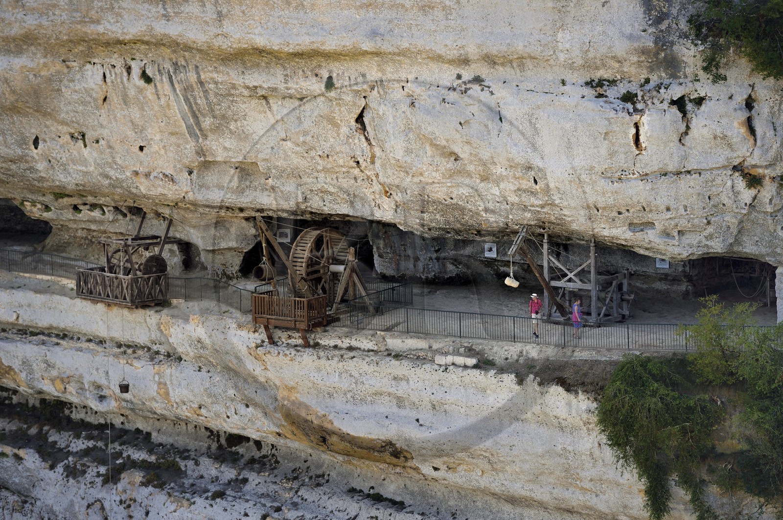 France, Dordogne (24), Périgord Noir, vallée de la Vézère, site préhistorique et grotte ornée classés Patrimoine Mondial de l'UNESCO, Peyzac-le-Moustier, falaise de La Roque-Saint-Christophe, site troglotytique datant de la Préhistoire, reconstitution de machines à lever médievales dans l'abri sous roche de la grande terrasse (vue aérienne)