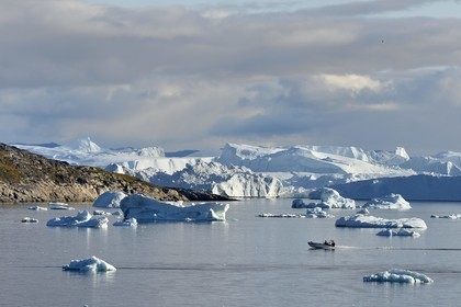 Groenland, cote ouest, baie de Disko, Ilulissat, hors-bord traversant le site du fjord glacé classé Patrimoine Mondial de l'UNESCO